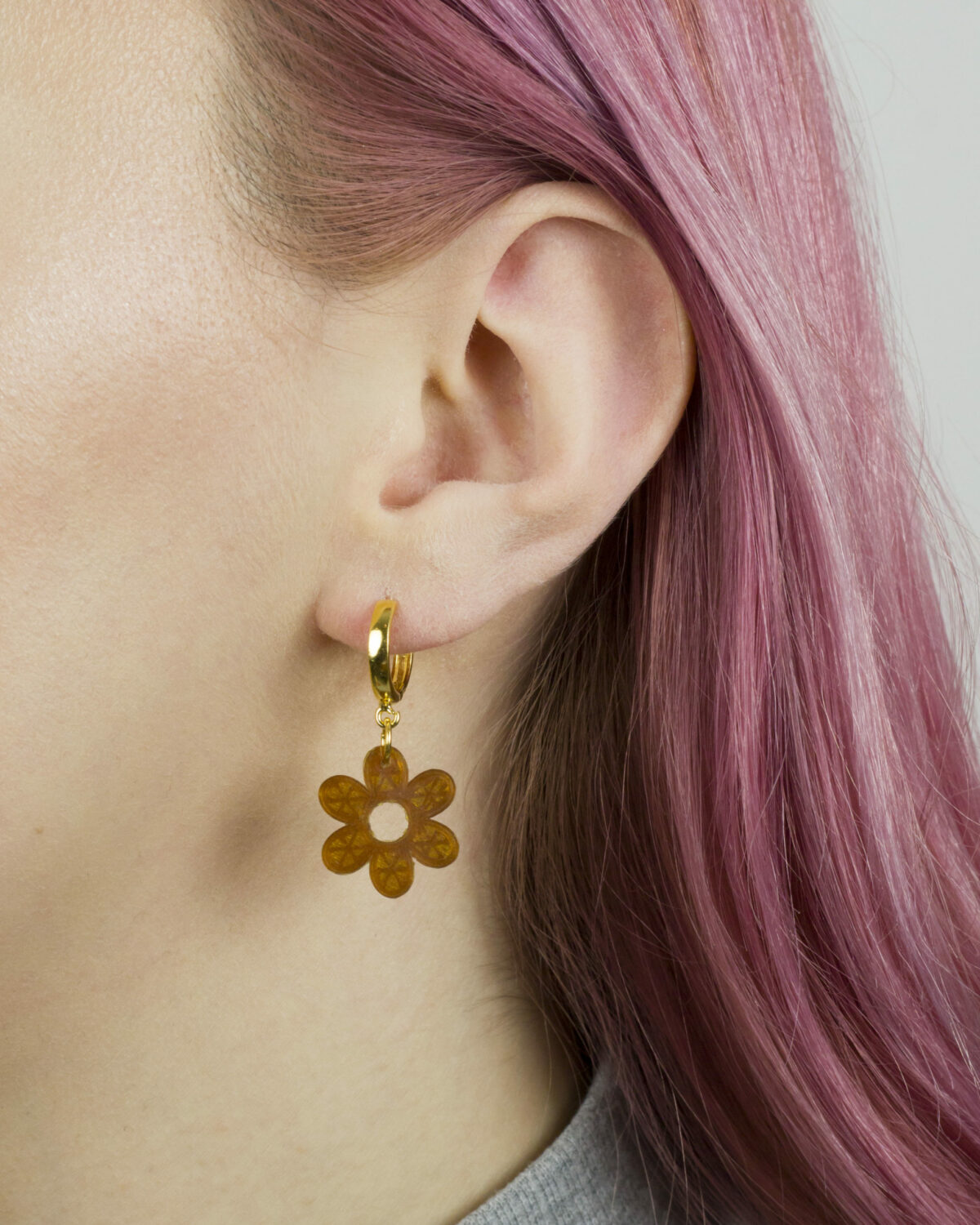 Kolorowy kolczyk Janis Earring Honey marki Romańska